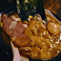 「煮干ラーメン（全いったんも麺） 750円 + 味玉（クーポン利用」@すごい煮干ラーメン凪 新宿ゴールデン街店 本館の写真