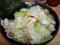 「ラーメン（中盛） 麺かため キャベツトッピング」@壱成家 南越谷本店の写真