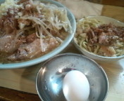 「豚入りラーメン「白」（ニンニク・アブラ）1,000円+生卵50円」@ラーメン富士丸 明治通り都電梶原店の写真