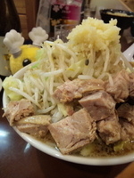 「メガガンジャラーメン（ヤサイ、ニンニク）+ビール」@UNDER GROUND RAMENの写真