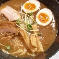 「濃厚豚骨魚介そば + 昆布玉子」@麺屋33の写真