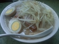 「ぶた入りラーメン 850円 + 煮たまご100円 （ヤサイ、ニン」@ラーメン二郎 新宿小滝橋通り店の写真