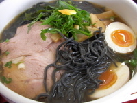 「らあめん（竹炭麺&大盛り・煮玉子）」@自家製にぼしらあめん 秀一 穂波店の写真