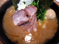 「らーめん+6・3玉子（680円+200円）」@横浜家系豚骨醤油極太麺 侍 本店の写真