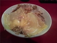 「まぜそば（アブラ・ニンニク・チーズ）+チーズW+小豚」@ジャンクガレッジ 東大宮店の写真