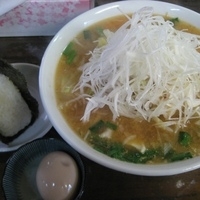 「みそラーメン800円+味玉+100円+おにぎり（梅）100円」@ラーメン おおもりの写真