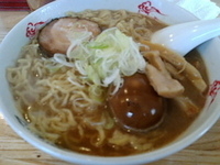 「豚骨醤油ラーメン(大盛り)玉子入り」@ラーメン専門店 まんだら屋の写真