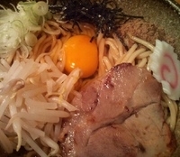 「1・2・3月限定 魚介系まぜそば+生玉子（700円+50円）」@らあ麺 やったる 新宿店の写真