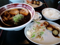 「黒らーめん750円+ランチセット140円」@麺家いろは 射水本店の写真