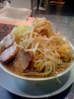 「ラーメン（ヤサイマシ・アブラマシ・ニンニク）￥600」@オリジナル極太麺 らーめん天の写真