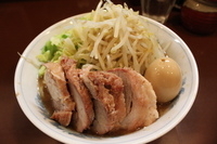 「豚増しラーメン・味付玉子・野菜カラメ・カタメ（\950）」@らーめん陸の写真