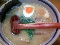 「背脂入り皮付きらーめん+味玉（クーポン）」@麺友 一誠の写真