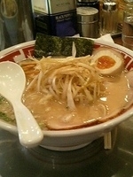 「東京豚骨ラーメン中盛り得入り900円」@東京とんこつラーメン 屯ちん 蕨店の写真