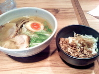 「鶏塩白湯麺Aセット（チャーシューごはん）」@ジョニーヌードルの写真