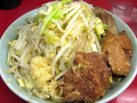 「小ラーメン豚入り（ヤサイニンニク）@750」@ラーメン二郎 桜台駅前店の写真