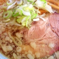 「手打ちラーメン+背脂（平日夜はサービス）」@一品香 駒生店の写真