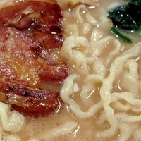 「とんこつしょう油らーめん 平打ち麺仕様 650円」@らー麺にしかわの写真