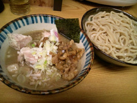 「煮番搾り（中） 肉増 鶏皮」@つけめん 三三㐂の写真