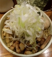 「煮干し汁なし650円+大100円+炙りチャーシュー100円+ネギ」@らーめん 破顔の写真