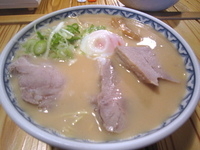 「特製ラーメン+塩むすび」@とんぴととりの光龍益の写真