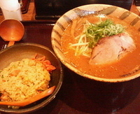 「赤味噌ラーメン大盛り&半チャーハンセット850円」@北海道らぁめん 伝丸 水戸笠原店の写真
