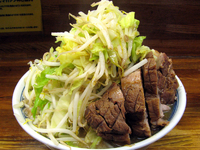 「小豚入りラーメン（ヤサイニンニクカラメ）@850」@ラーメン二郎 新小金井街道店の写真