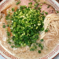 「博多ラーメン（超コッテリ・粉落し）¥650 ねぎ増し¥100 替」@博多屋台の写真