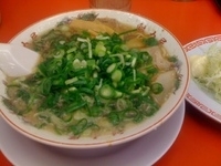 「唐揚げ定食（背脂醤油ラーメン・ネギ多め+唐揚げ+ライス）（930」@ラーメン魁力屋 都筑中原街道店の写真