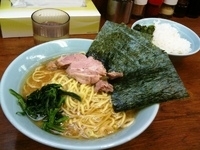 「らーめん（中盛・700円）+無料ライス」@横浜ラーメン 武蔵家 成増店の写真