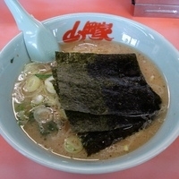 「醤油ラーメン 590円」@ラーメン山岡家 つくば中央店の写真