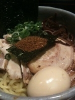 「まぜそば/全部のせ」@三代目 ◯助 MARUSUKEの写真