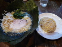 「熟成醤油650円+のり増し（クーポンで無料）+ランチチャーハン1」@ラーメン本舗。の写真