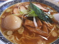 「チャーシュー麺大盛+味玉（魚介系）」@中華そば おかめの写真