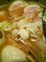 「チャーシューらーめん +味玉」@麺屋吉左右の写真