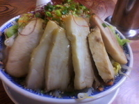 「塩麺（中盛・野菜マシ）700円+バカブタ100円=1000円」@明心角ふじの写真