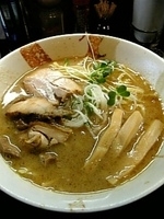 「濃厚豚骨魚介そば（塩）中盛」@麺屋33の写真