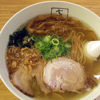 「塩ラーメン 900円」@支那そばや イオンレイクタウン店の写真