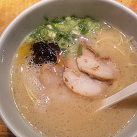 「白丸元味（ばりかた） 750円 替え玉（ばりかた） 150円」@一風堂 六本木店の写真