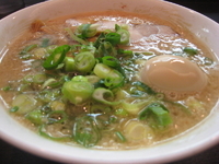 「ラーメン（麺かため）+味付玉子+ご飯（普通）」@京都銀閣寺 ますたにラーメン 日本橋本店の写真