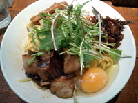 「吉備黒鶏油そば 大盛 生たまご」@麺処 井の庄 立川店の写真