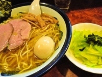 「豚煮干ラーメン醤油（750円）+味玉（100円）+茹で野菜（15」@つけ麺 目黒屋の写真