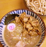 「煮番搾り（中盛） 800円 + 鶏皮 100円」@つけめん 三三㐂の写真