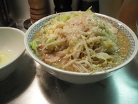 「ラーメン+大盛り+チャーシュー+生玉（ヤサイニンニクアブラ）」@らーめん大 練馬店の写真