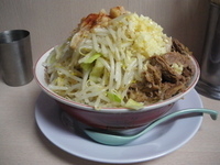 「ドカ盛り豚ラーメン+味玉（ヤサイ、ニンニク、アブラ、トウガラシ）」@ラーメン二郎 高田馬場店の写真