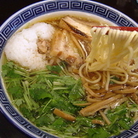 「らあめん 700円 + こむすび（ランチライムサービス）」@東京らあめんタワー 芝大門本店の写真