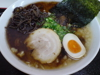 「黒盤 大盛（にんにくトッピング） 850円」@とんこつ流 喰拉麺の写真