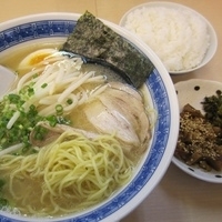 「ランチメニューAセット（ラーメン（並）+半ライス+高菜・味付チャ」@八作の写真