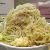 「らーめん（ヤサイ、ニンニク、アブラ）￥600+こま切れ豚￥70」@らーめん大 池袋店の写真