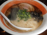 「黒豚らーめん+替玉1 「650円+150円」」@とんこつらーめん 黒豚の写真