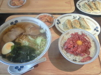 「しょう油ラーメンセット（ユッケ丼）900円」@らーめんジャガーの写真